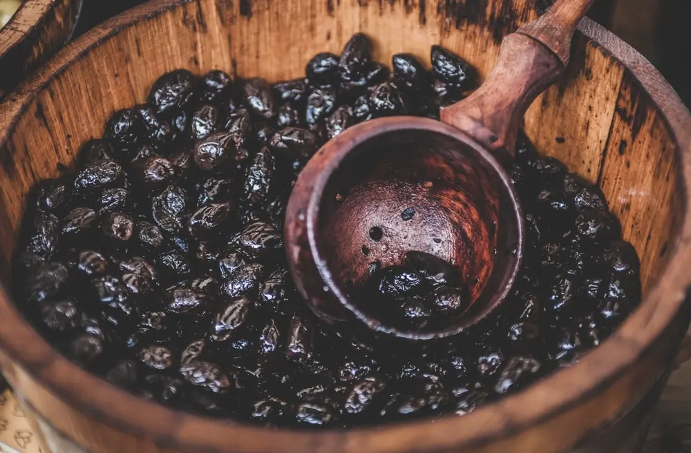 Fèves de cacao dans un seau en bois
